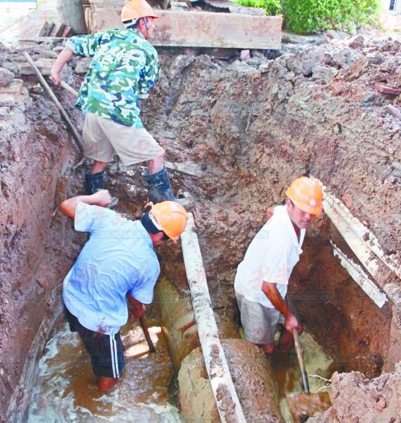 �����ˆT���ھS�޹�ˮ�ܵ� 